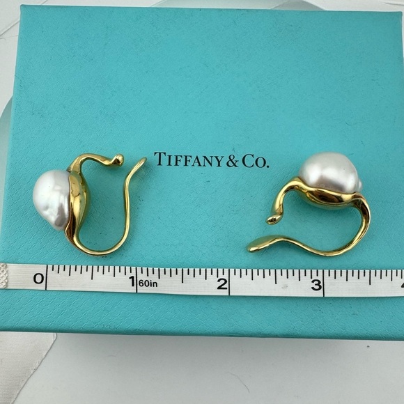 Vintage Tiffany & Co. Elsa Peretti Baroque Pearl Cuff 18k Yellow Gold Earrings - Picture 9 of 10